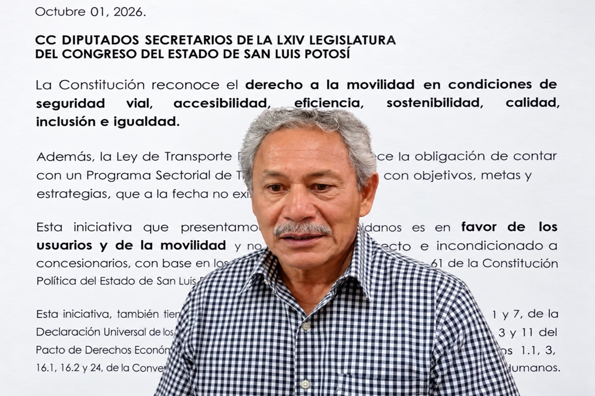 Margarito Terán López frente a documento de propuesta de apoyo al transporte público de San Luis Potosí